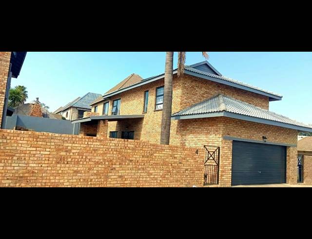 3 BEDROOM HOUSE FOR SALE IN SUNDOWNER
